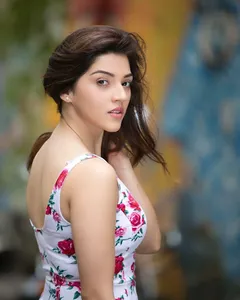 Mehreen Pirzada Wallpapers HD  screenshot 1