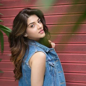 Mehreen Pirzada Wallpapers HD  screenshot 7