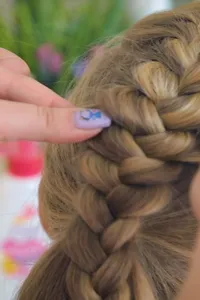 How to braid pigtails screenshot 1