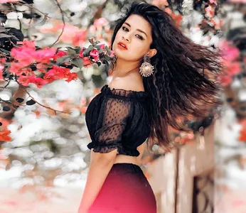 Avneet Kaur Wallpapers HD screenshot 1