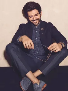 Kartik Aaryan Wallpapers HD screenshot 12