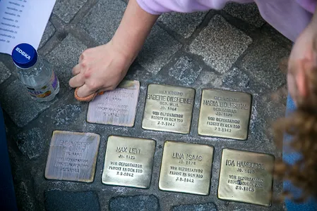 Stolpersteine - אבני הנגף באשפ screenshot 1